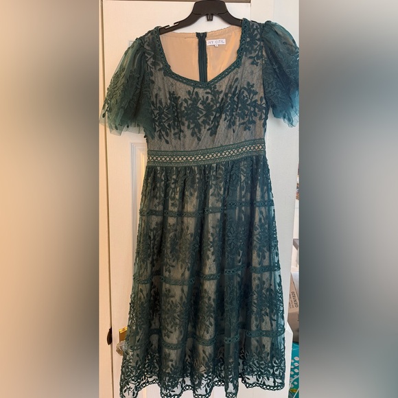 Ivy City Co Dresses & Skirts - Ivy City Co Green Lace Midi Dress